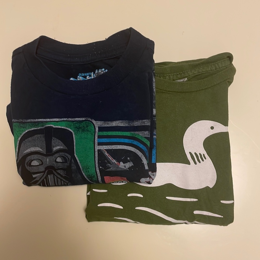 2 x Boys size 6-8 tshirts
